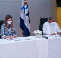 Marianna Vargas Gurilieva y Nelson Marte durante la firma del acuerdo